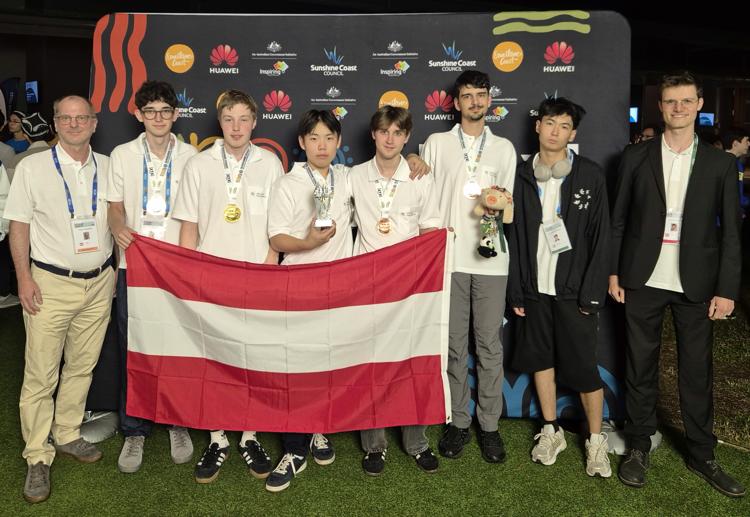 IMO 2025 Team Österreich mit Medaillen