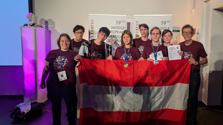 MEMO 2025 5 Team mit Medaillen