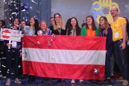 EGMO 2019 - Teamfoto mit Medaille